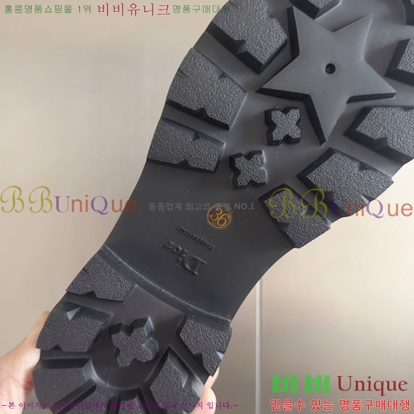   Boy ÷  D2530996-1