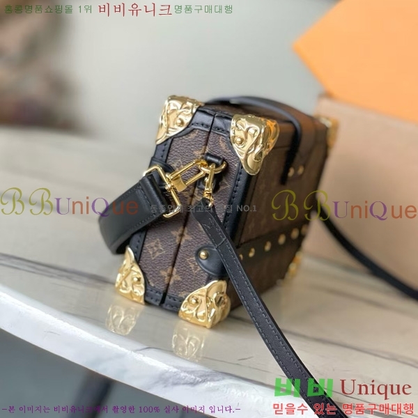 #  ڶ  M13738-1001
